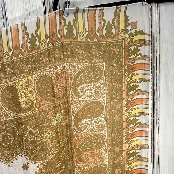 Elegant Paisley Scarf in Gold and Cream - Picture 4 of 7